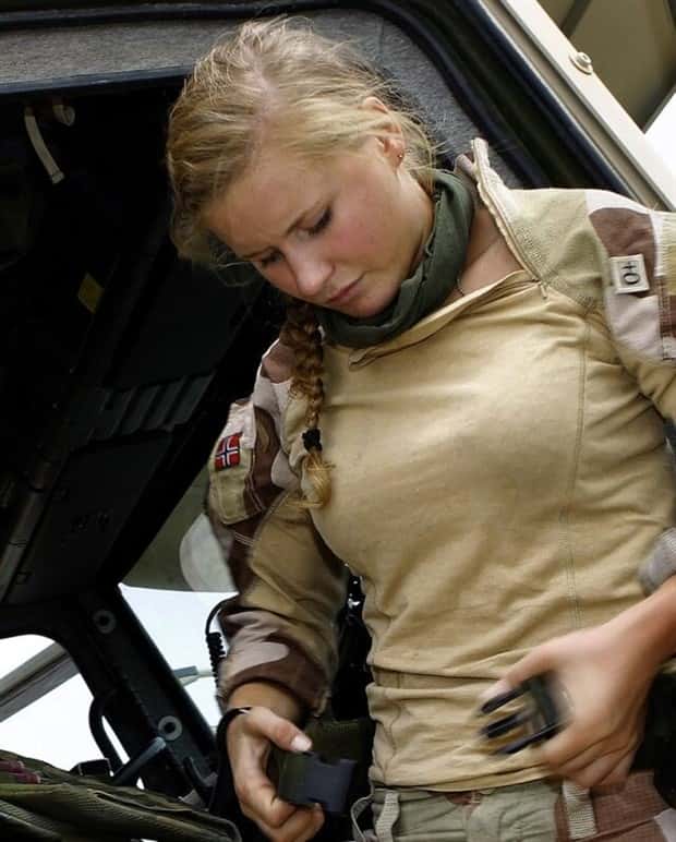 hot girls holding guns 15 Hot Girls with Guns #22 (20 photos)