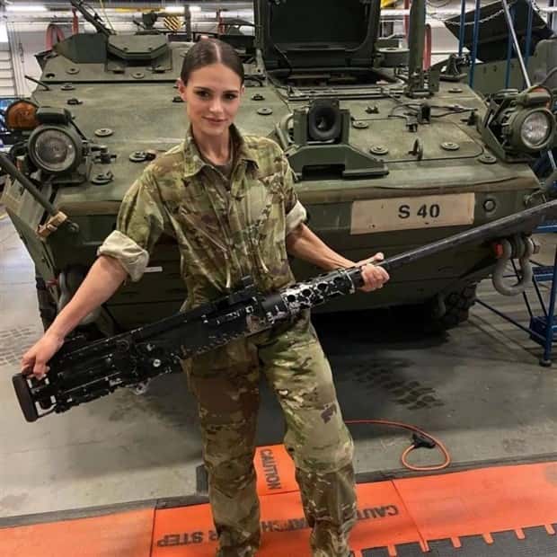hot girls holding guns 18 Hot Girls with Guns #22 (20 photos)