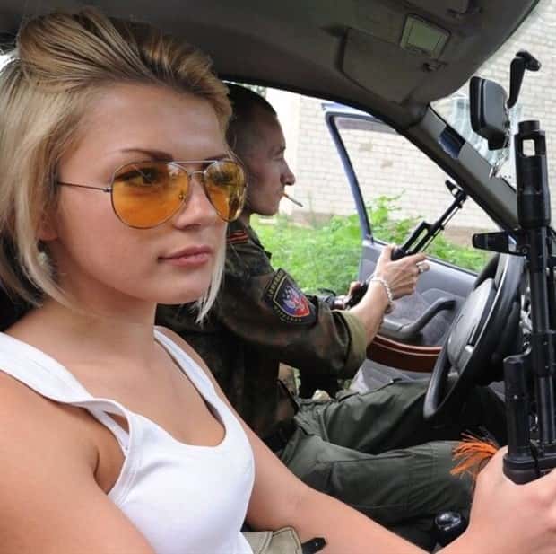 hot girls holding guns 5 Hot Girls with Guns #22 (20 photos)