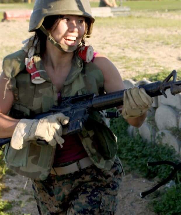 hot girls holding guns 9 Hot Girls with Guns #22 (20 photos)