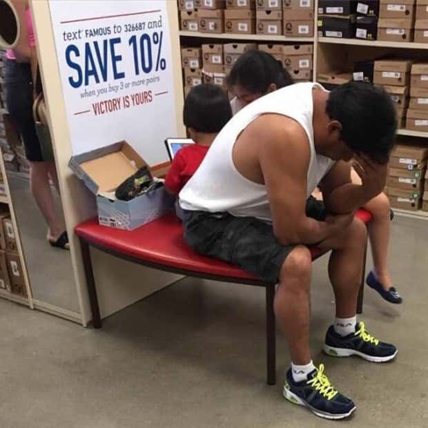 men hate shopping 1 These Men Absolutely Dread Shopping Days (21 photos)