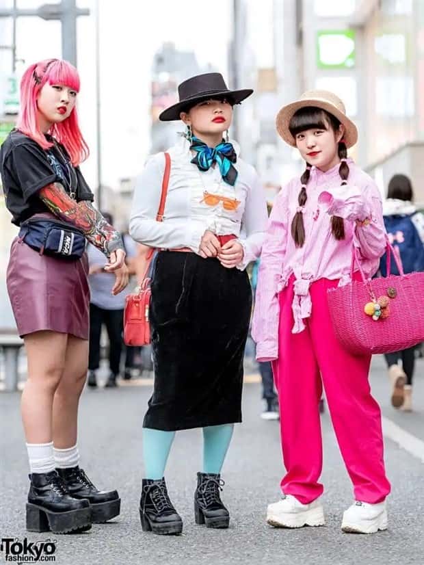 tokyo street fashion 1 Tokyo Street Fashion Gets Wildly Creative (35 photos)