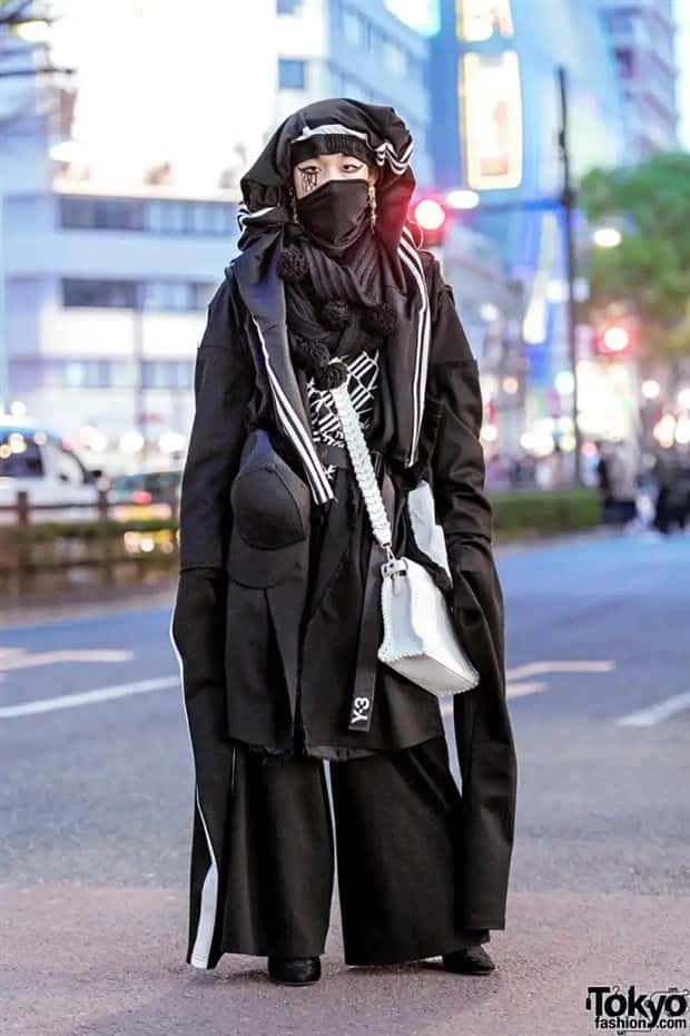 tokyo street fashion 22 Tokyo Street Fashion Gets Wildly Creative (35 photos)