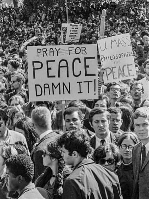 vietnam anri war signs 10 Historic Anti–Vietnam War Rally Signs (20 photos)