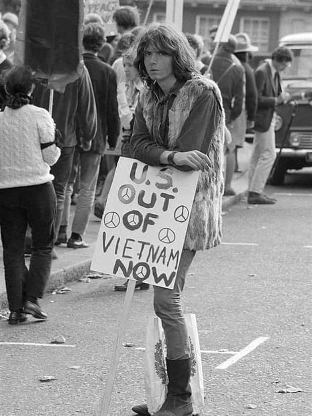 vietnam anri war signs 5 Historic Anti–Vietnam War Rally Signs (20 photos)