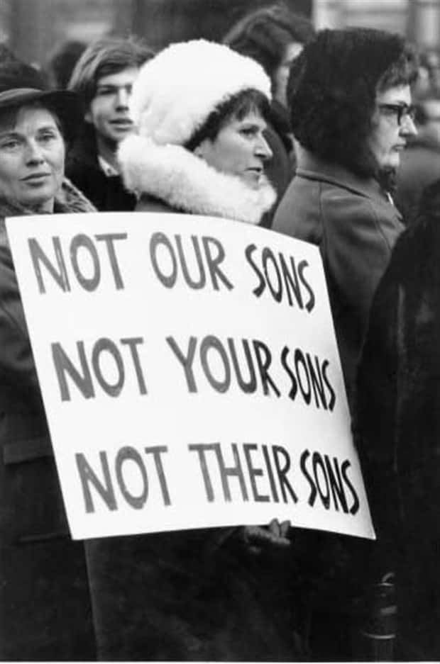 vietnam anri war signs 6 Historic Anti–Vietnam War Rally Signs (20 photos)