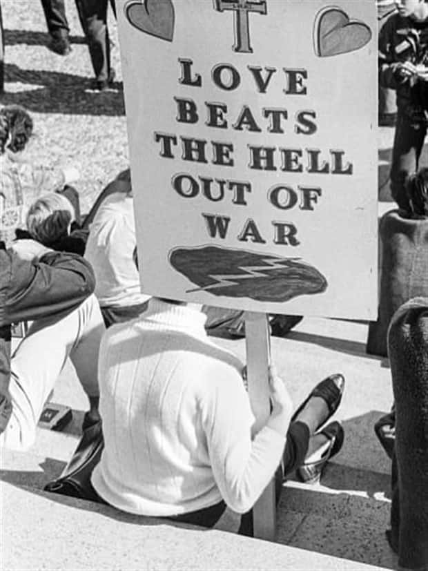 vietnam anri war signs 7 Historic Anti–Vietnam War Rally Signs (20 photos)