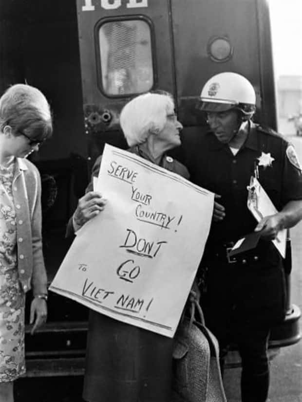 vietnam anri war signs 8 Historic Anti–Vietnam War Rally Signs (20 photos)