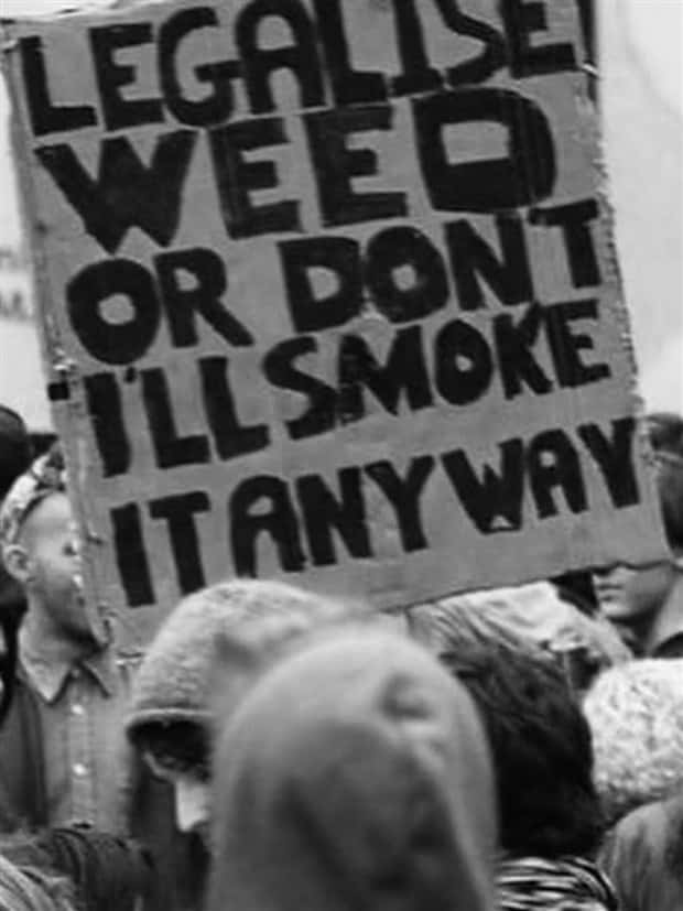 vietnam anri war signs 9 Historic Anti–Vietnam War Rally Signs (20 photos)