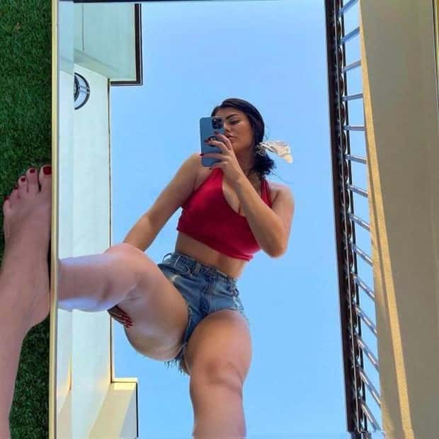 hot girls like selfies (21)