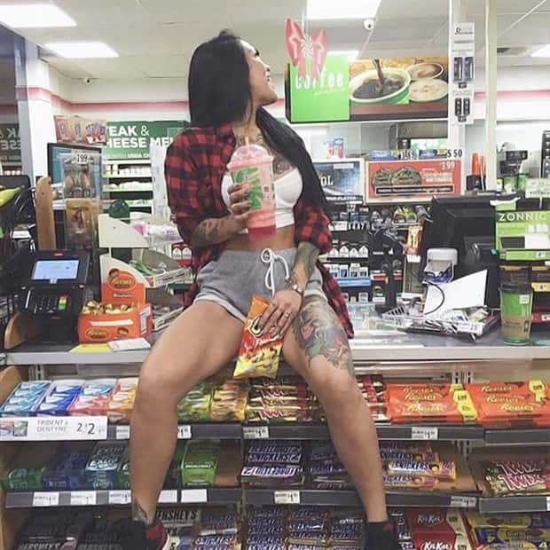 Hot Girls in Shopping #3 (20 photos)