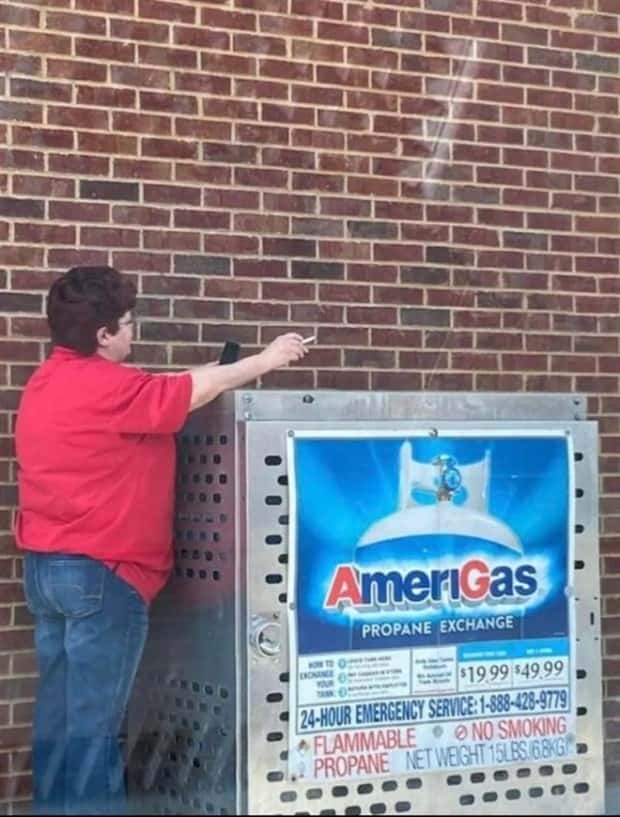 people doing stupid things (11)