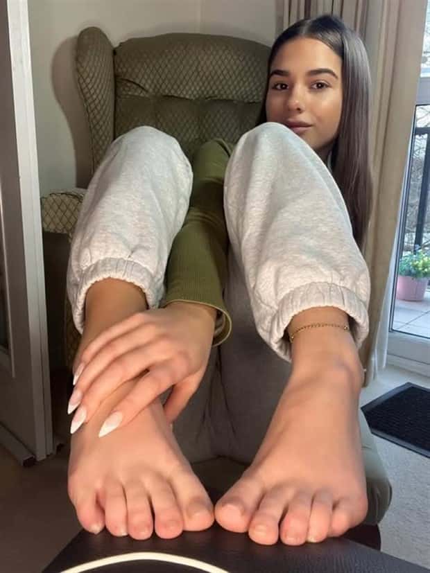 sexy barefoot girls (9)