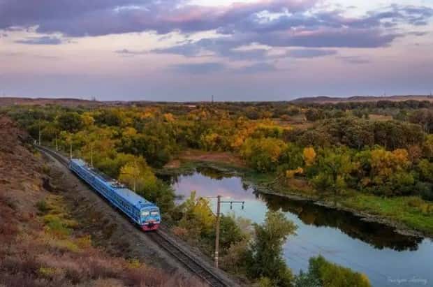 trains in autumn (11)