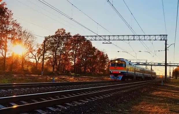 trains in autumn (23)