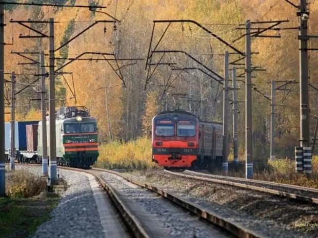 trains in autumn (3)
