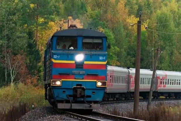 trains in autumn (4)