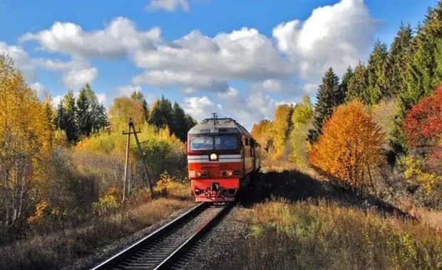 trains in autumn (5)