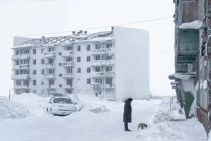 Abandoned Vorkuta Buildings Buried Under Ice (20 photos)