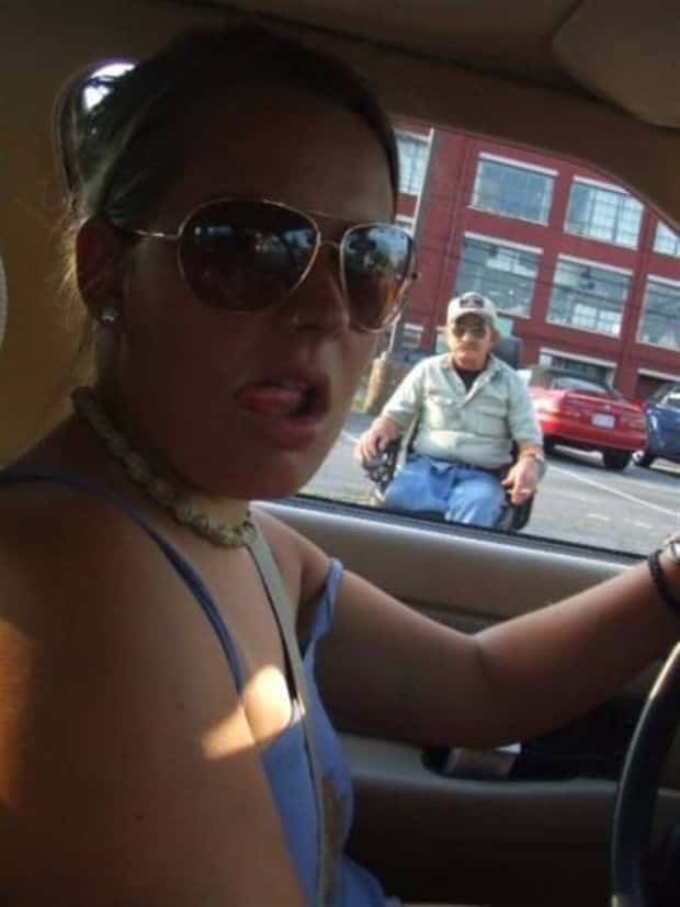 amusing photobombing (7)