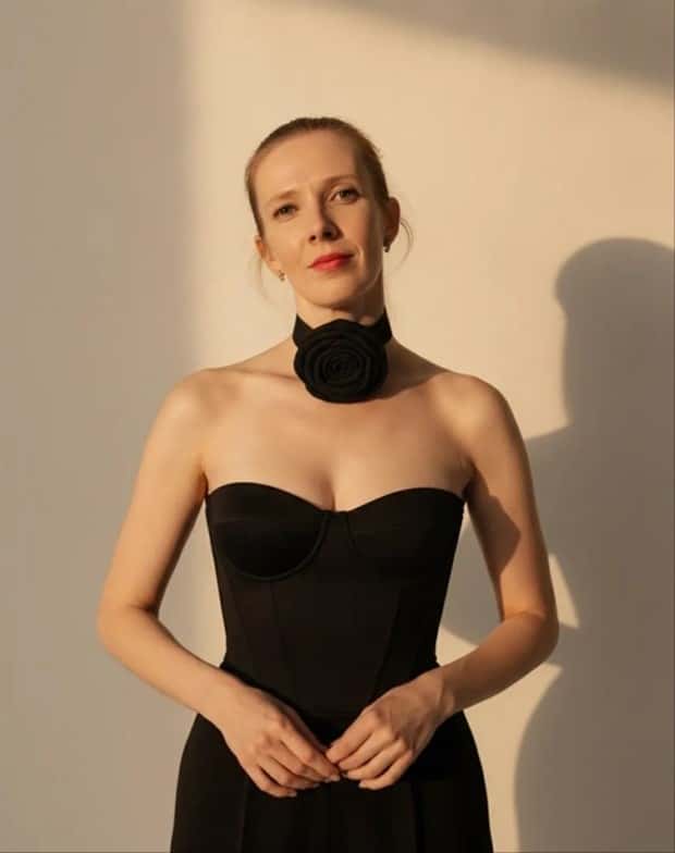 hot girls like black dresses (3)