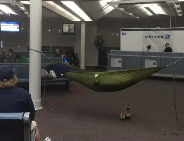 strange airport moments (13)