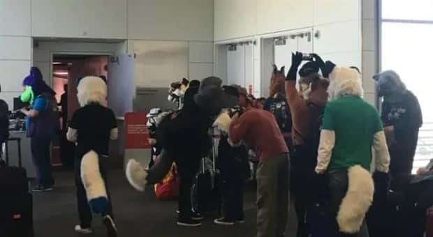 strange airport moments (14)