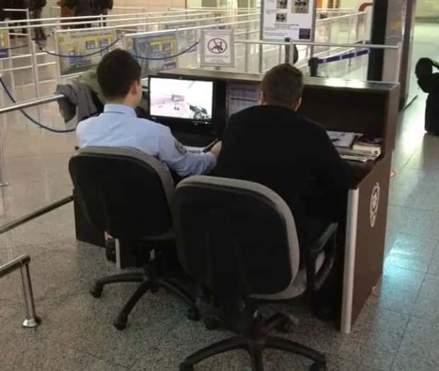 strange airport moments (16)