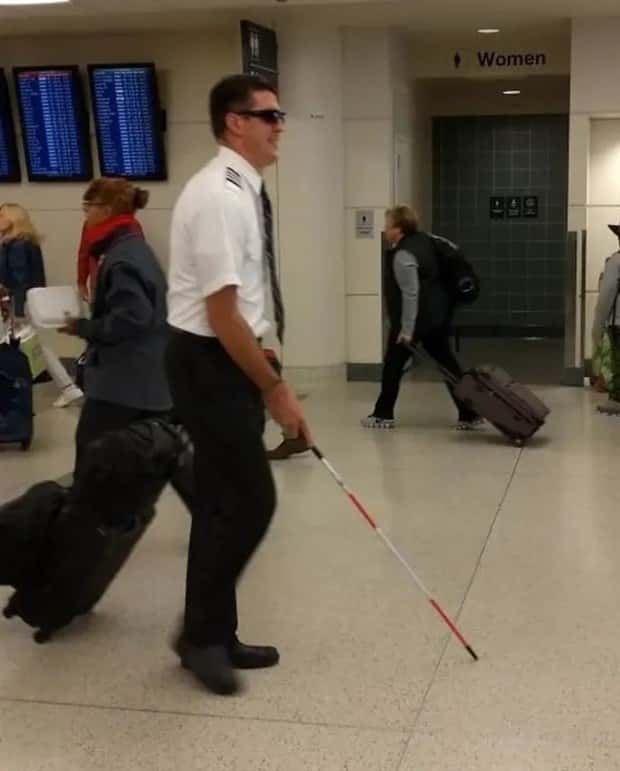 strange airport moments (18)