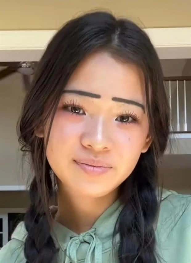 women with wild eyebrows (18)