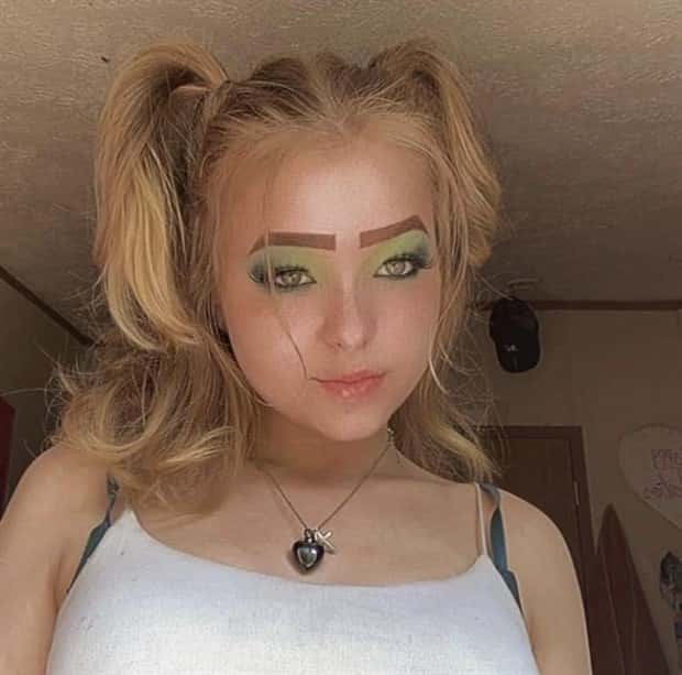 women with wild eyebrows (2)